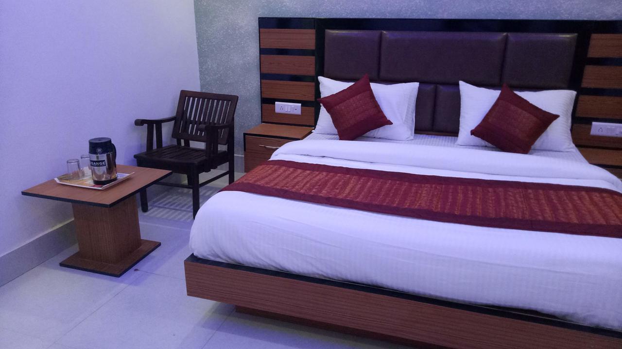 Capital O 13310 Noida Suites ภายนอก รูปภาพ
