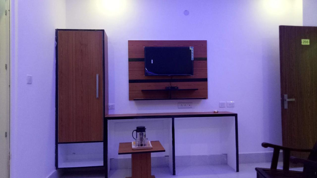 Capital O 13310 Noida Suites ภายนอก รูปภาพ