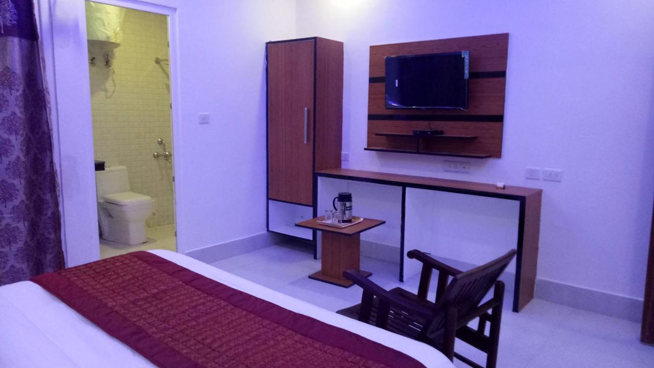 Capital O 13310 Noida Suites ภายนอก รูปภาพ