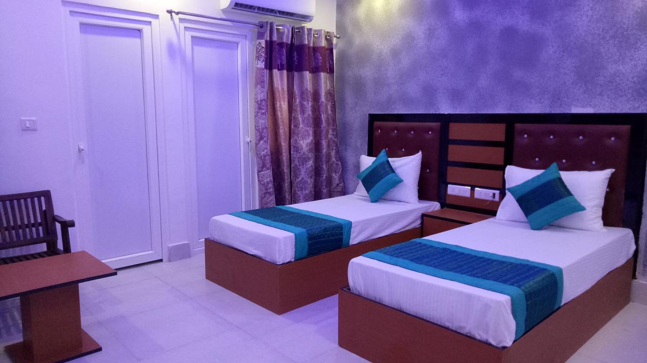 Capital O 13310 Noida Suites ภายนอก รูปภาพ