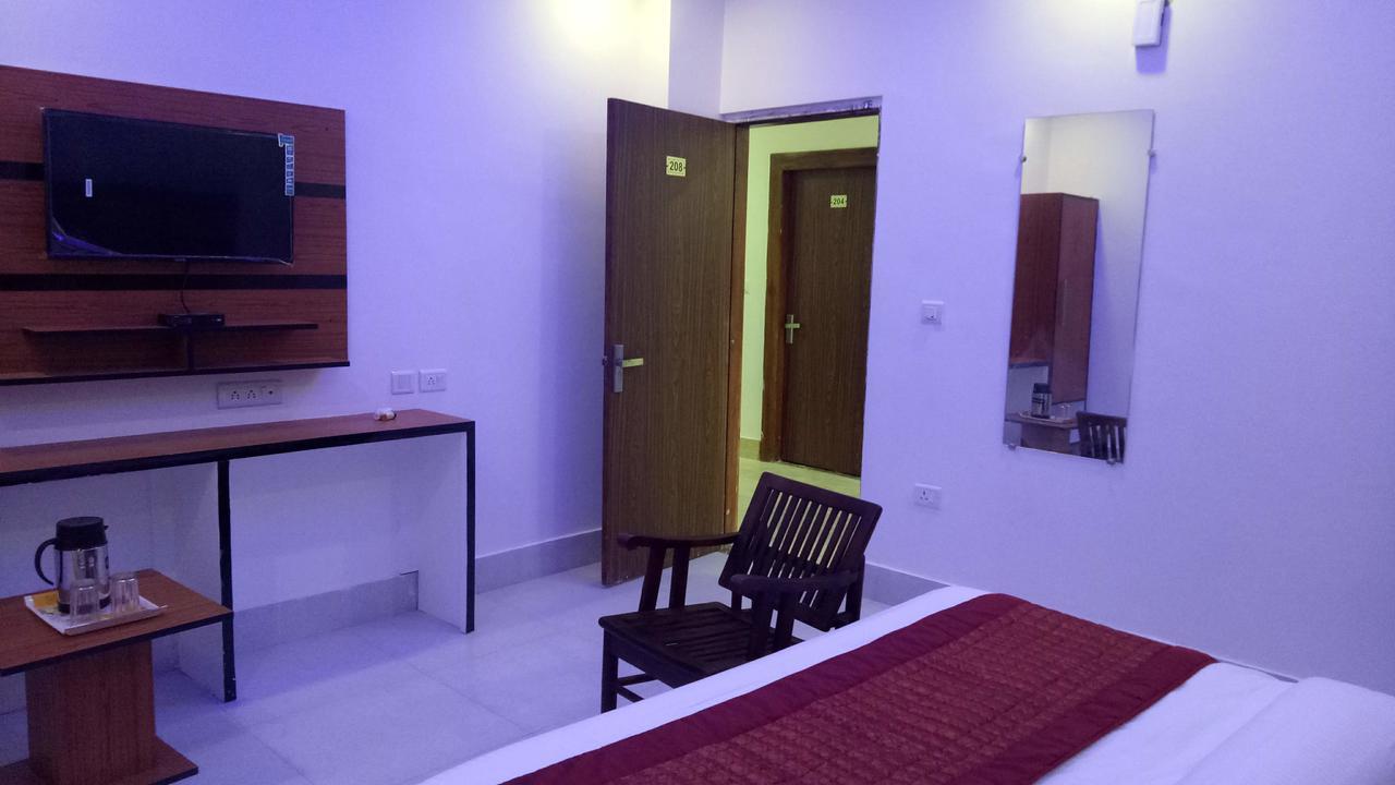 Capital O 13310 Noida Suites ภายนอก รูปภาพ