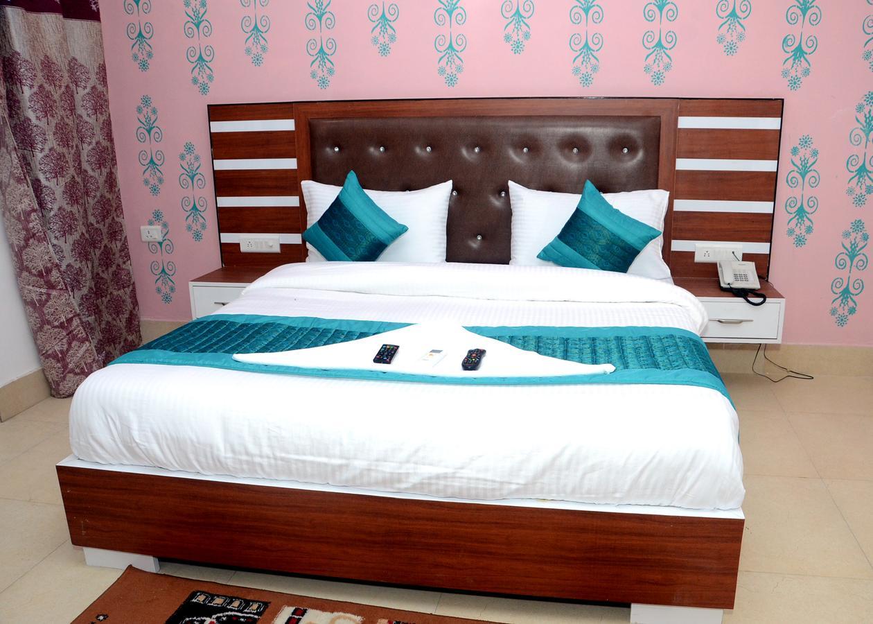 Capital O 13310 Noida Suites ภายนอก รูปภาพ
