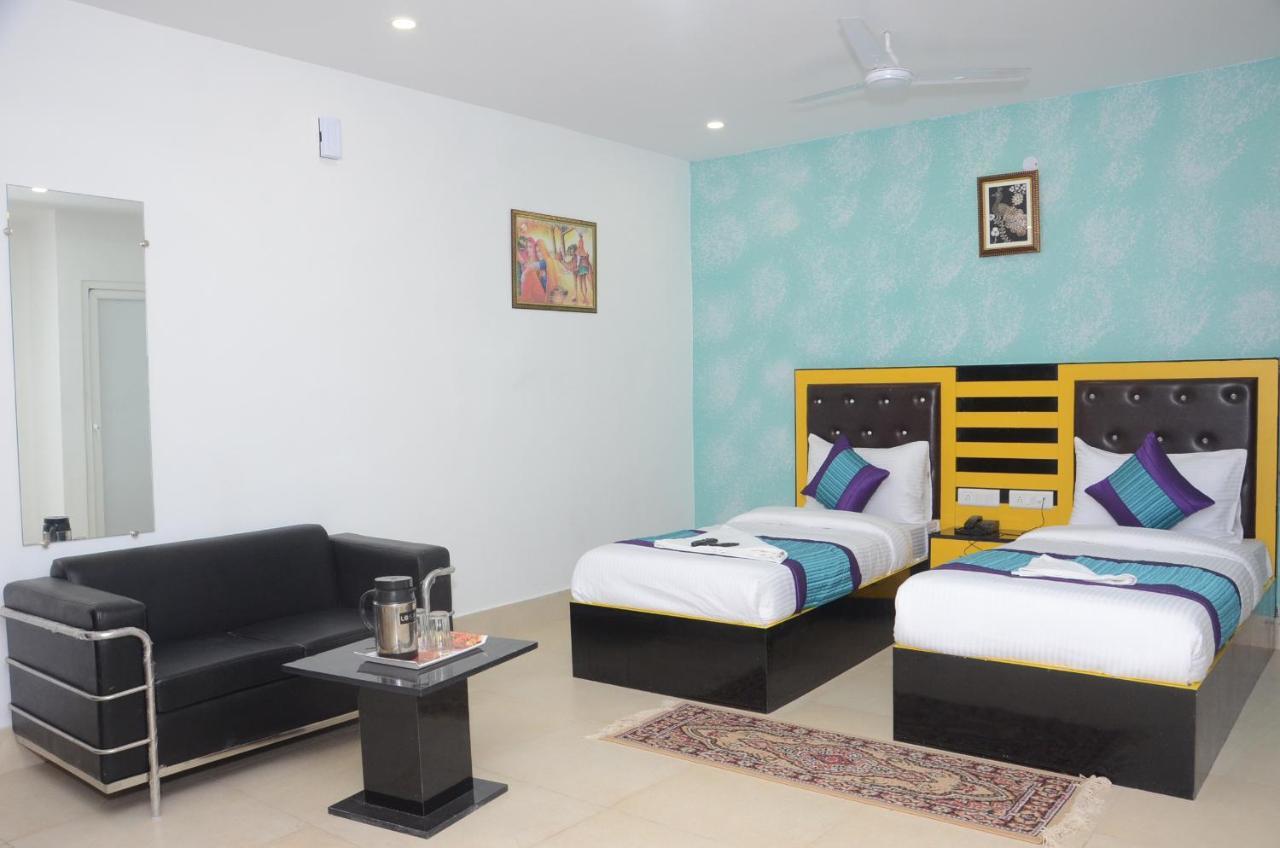 Capital O 13310 Noida Suites ภายนอก รูปภาพ