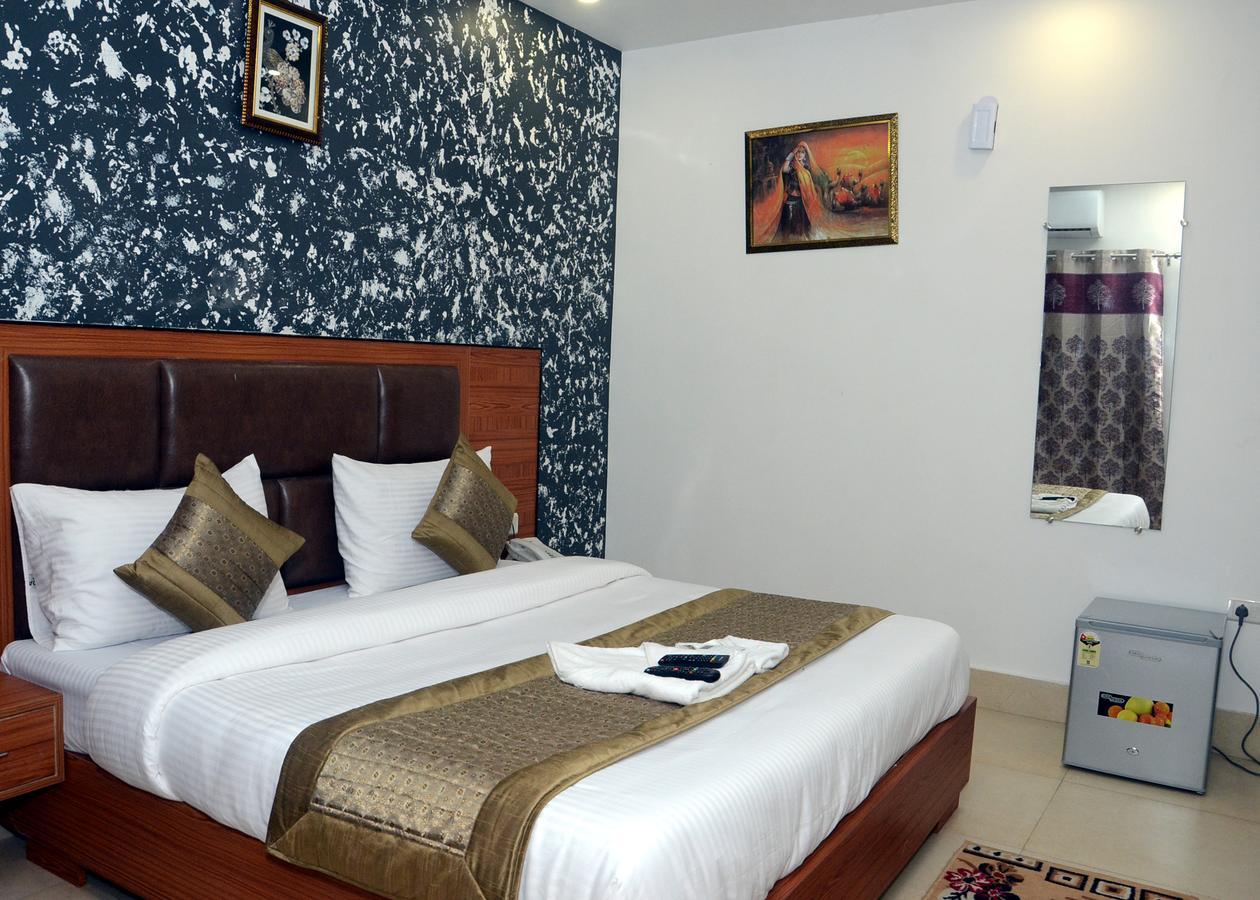 Capital O 13310 Noida Suites ภายนอก รูปภาพ