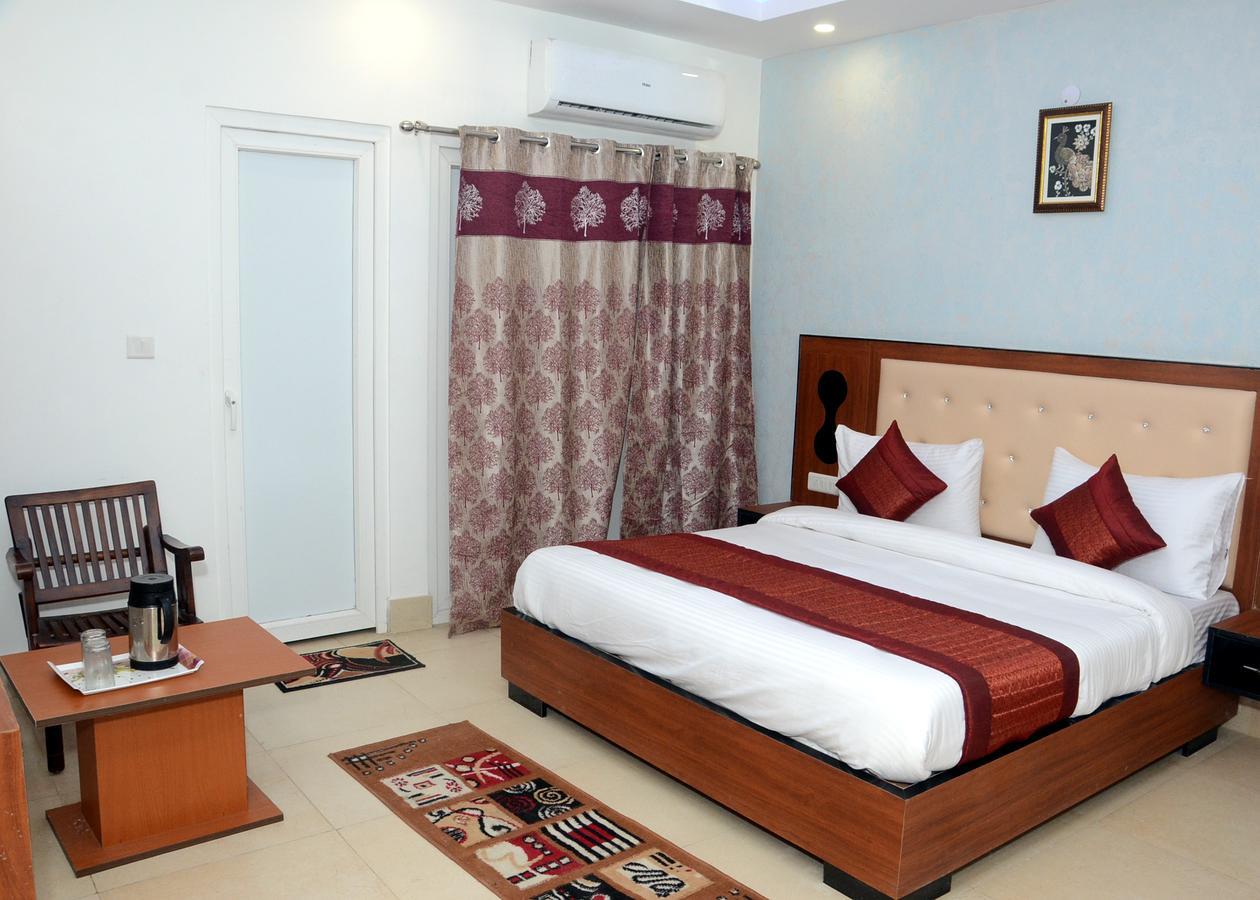 Capital O 13310 Noida Suites ภายนอก รูปภาพ